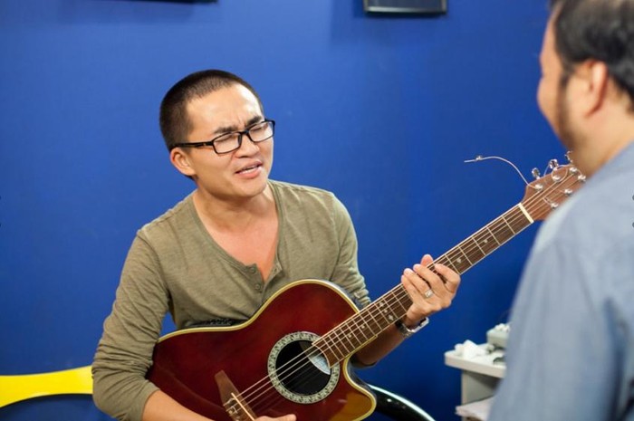 Đại Nghĩa tất bật tập thanh với Nguyễn Hà, giám đốc âm nhạc và là đạo diễn chương trình.